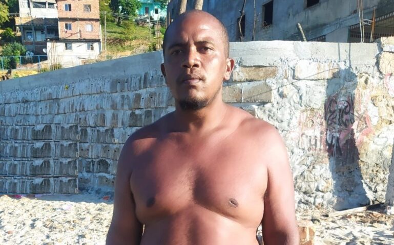 TIROS NO RIO SENA: Homem de 34 anos morto em via pública