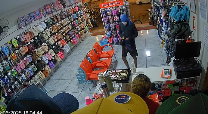 Homem encapuzado assalta loja de sandálias em Mata de São João e foge de bicicleta