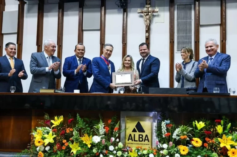 Ministro Luís Barroso recebe Comenda 2 de Julho e Cidadania Baiana em sessão especial na ALBA