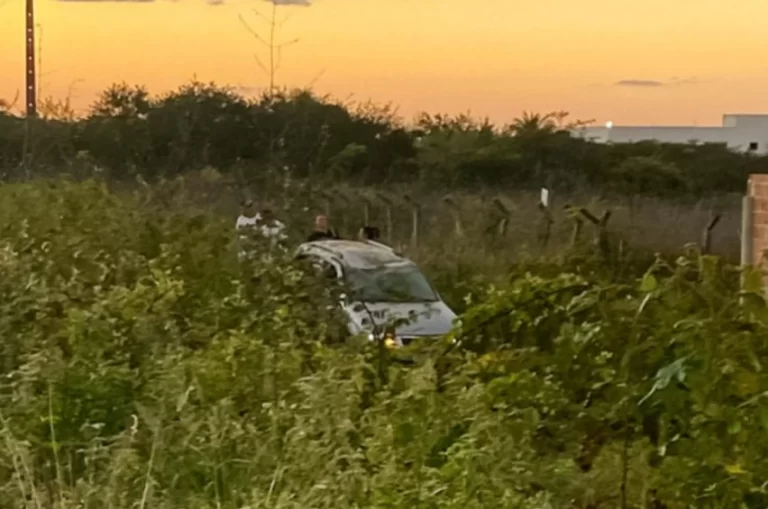 Homem é arremessado de carro em capotamento na BA-120 em Conceição do Coité