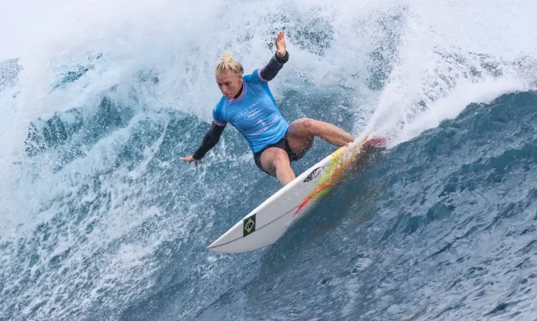 Brasileira Tati Weston-Webb fica com prata no surfe