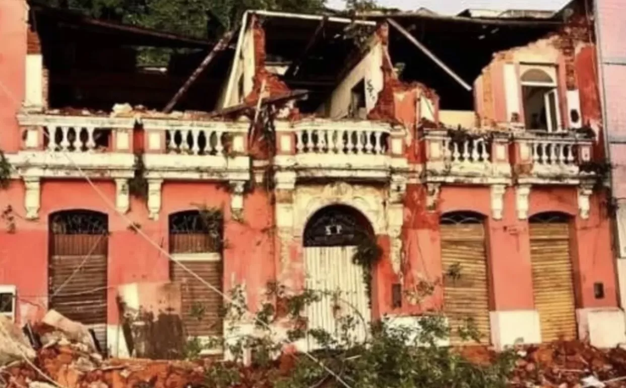 GRANDE SUSTO! Fachada de casarão desaba em Ilhéus