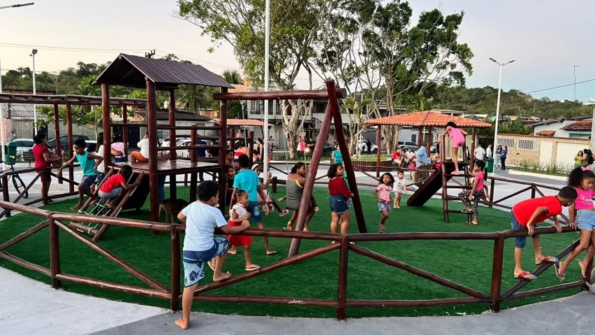 Prefeitura de Simões Filho entrega praça com pista de cooper e iluminação em LED em homenagem ao pastor Evan Jorge