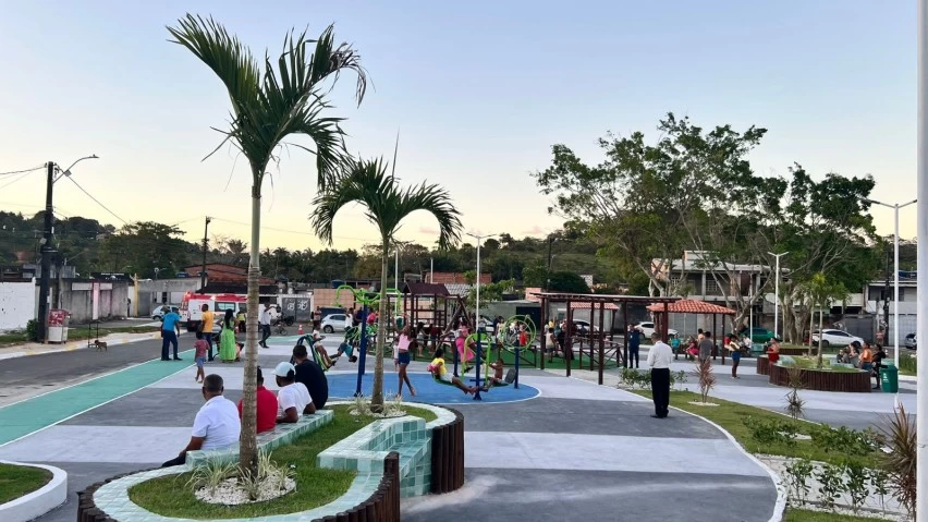 Prefeitura de Simões Filho entrega praça com pista de cooper e iluminação em LED em homenagem ao pastor Evan Jorge