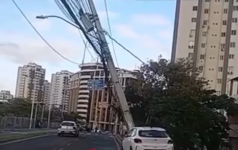 PEGOU NO SONO? Carro colide com poste no Stiep