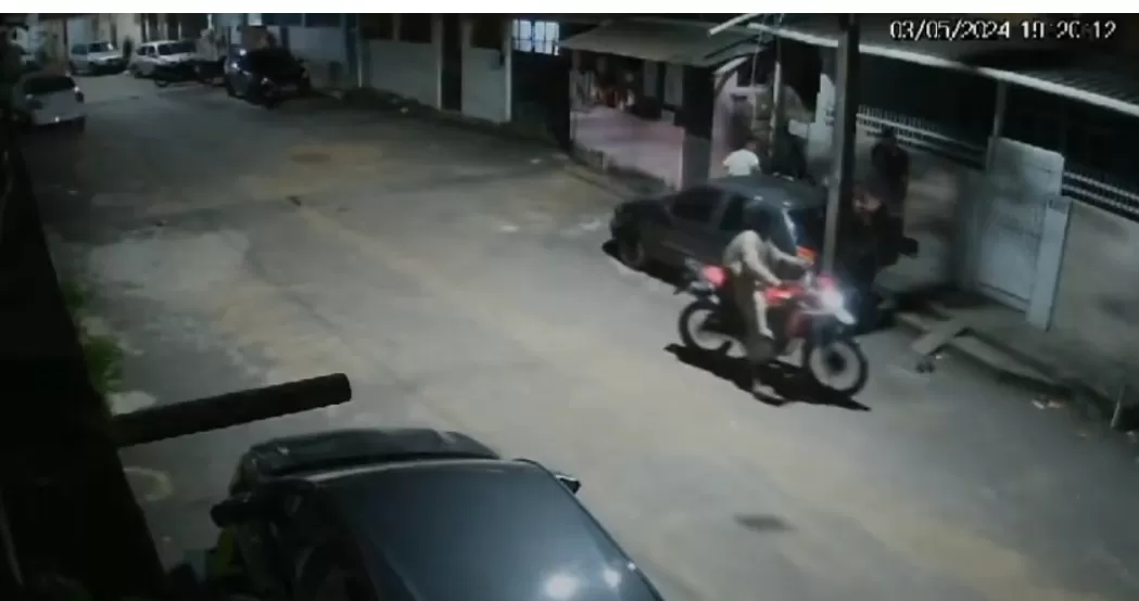 VIOLÊNCIA NO SUBÚRBIO: Câmeras flagram roubo na frente de crianças em Ilha Amarela