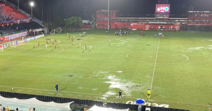 EC Vitória - UM PONTINHO! Com gramado do Barradão encharcado, Vitória e Cruzeiro empatam
