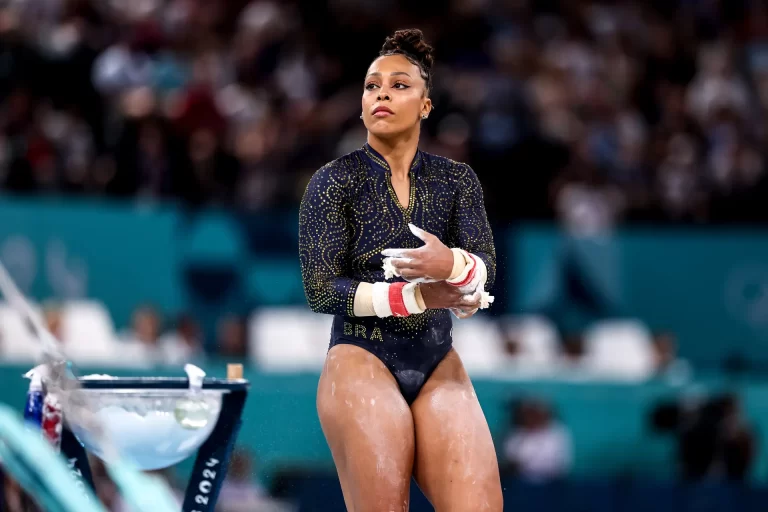 Lorrane Oliveira supera luto e dedica medalha à irmã que faleceu há três meses