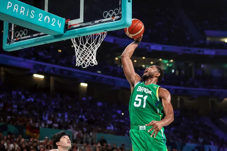 Show de Bruno Caboclo deixa basquete do Brasil mais próximo da vaga nas quartas de Paris 2024