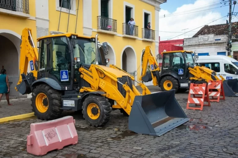 Santo Amaro recebe duas novas retroescavadeiras e anúncio de novos investimentos