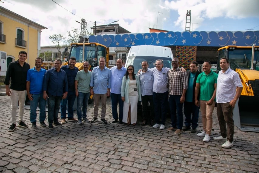 - Santo Amaro recebe duas novas retroescavadeiras e anúncio de novos investimentos