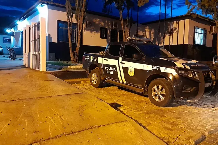 SÓ NO BRAÇO: Mulher é baleada por criminosos em Brumado