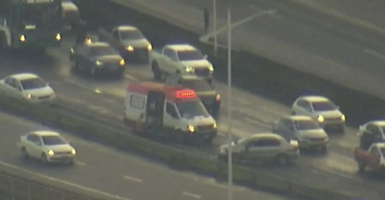 BR-324: Carro capota e trânsito fica lento na região