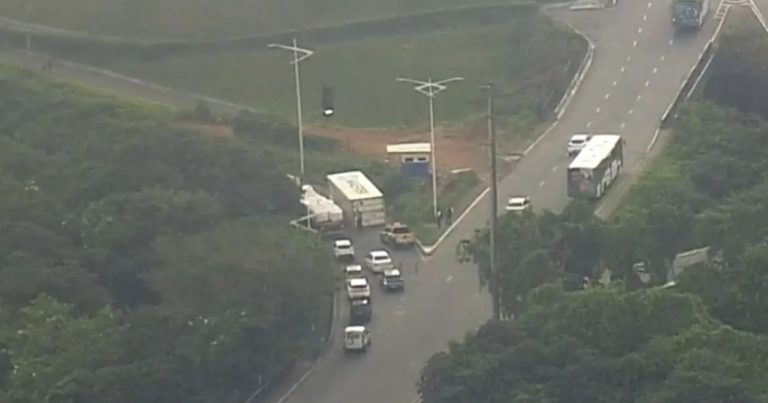 SAÍDA DA VIA EXPRESSA: Contêiner cai de carreta e parte de acesso à BR-324 é interditada