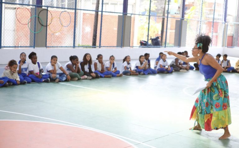 Contação de histórias na Escolab Coutos exalta cultura popular