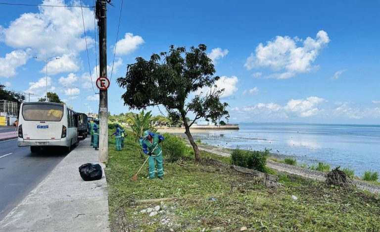 Limpurb realiza mutirão de limpeza e roçagem no Subúrbio de Salvador