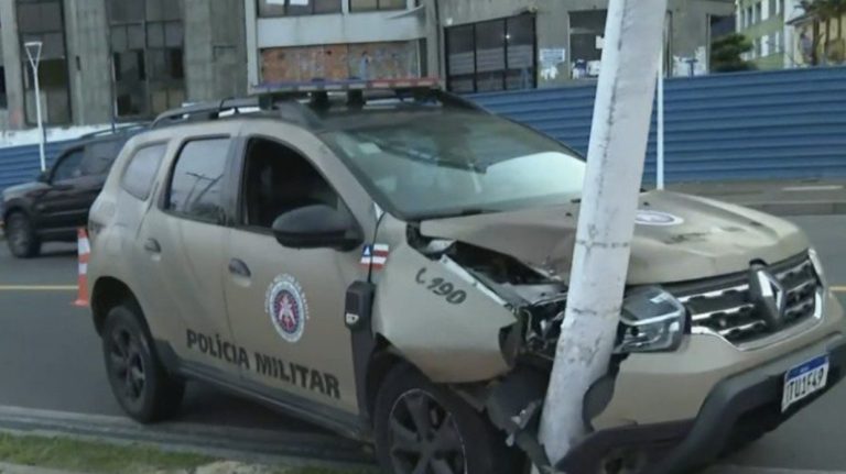MOTORISTA PASSOU MAL: Viatura da PM bate em poste na Barra, em Salvador