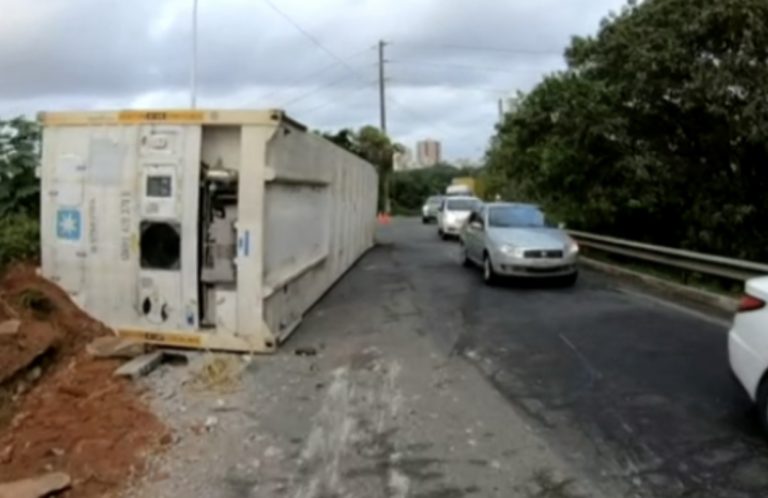 Trecho na BR-324 é liberado após remoção de contêiner