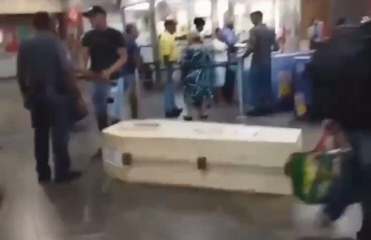 “QUE LOMBRA É ESSA?”: Caixão na Estação da Lapa e último desejo; veja vídeo e entenda