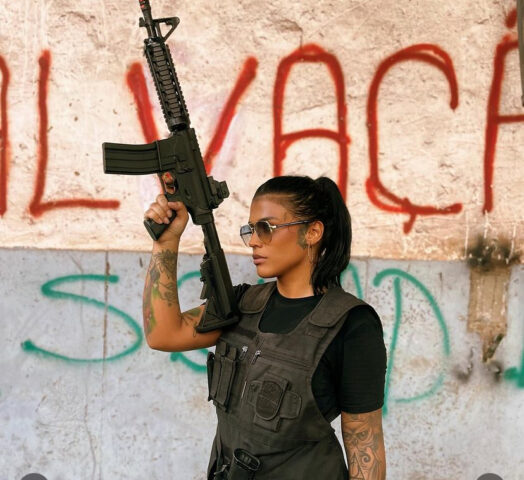 ”MALVADA”: Influenciadora Lai Mattos posa com arma cenográfica para gravação de clipe 1 - ”MALVADA”: Influenciadora Lai Mattos posa com arma cenográfica para gravação de clipe