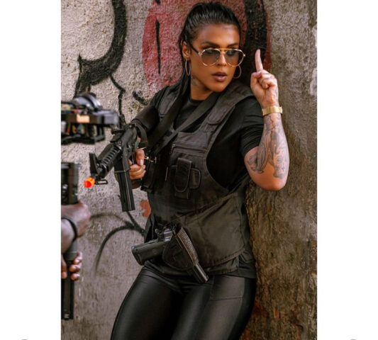 ”MALVADA”: Influenciadora Lai Mattos posa com arma cenográfica para gravação de clipe 2 - ”MALVADA”: Influenciadora Lai Mattos posa com arma cenográfica para gravação de clipe