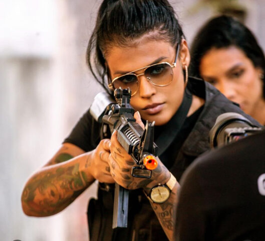 ”MALVADA”: Influenciadora Lai Mattos posa com arma cenográfica para gravação de clipe 3 - ”MALVADA”: Influenciadora Lai Mattos posa com arma cenográfica para gravação de clipe