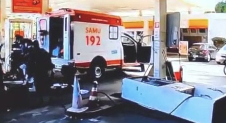 Motociclista baleado invade posto de gasolina e bate em bomba de abastecimento em Salvador