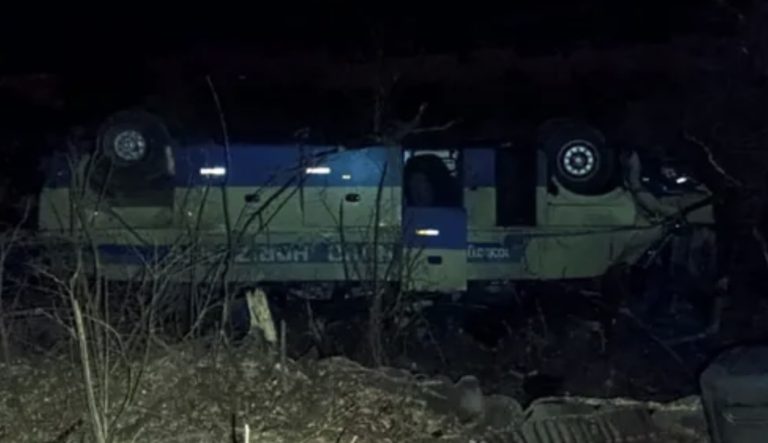 CAIU EM RIBANCEIRA: Ônibus capota na BR-030 e dois homens morrem