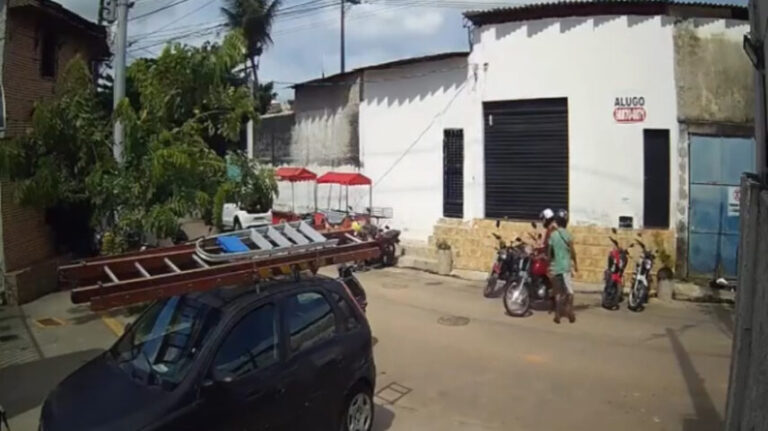 ASSISTA: Homens furtam moto estacionada na avenida Barros Reis