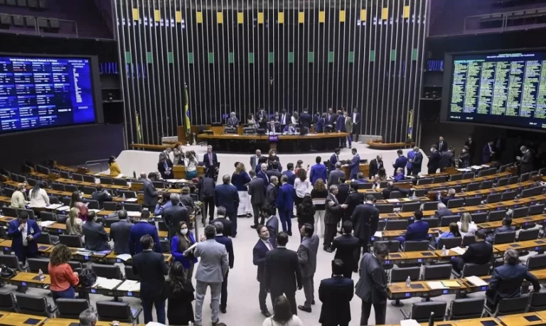Câmara aprova urgência para proposta que reduz benefícios fiscais