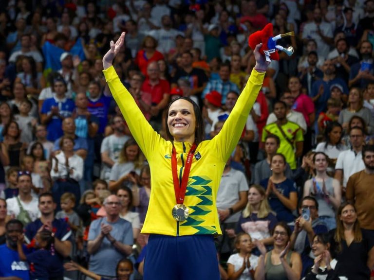 Carol Santiago é ouro nos 100m costas e faz história para o Brasil