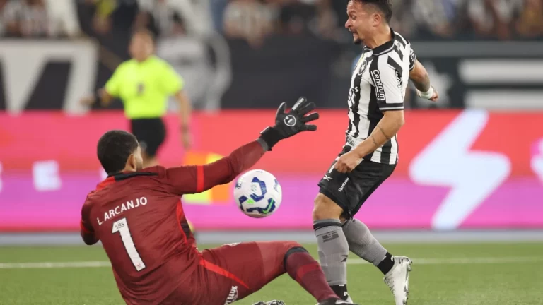 Lucas Arcanjo brilha, e Vitória segura o Botafogo no Nilton Santos com empate fora de casa