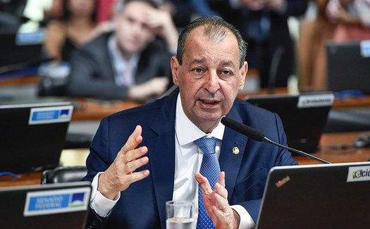 Senador Omar Aziz aciona Justiça para barrar sites de apostas