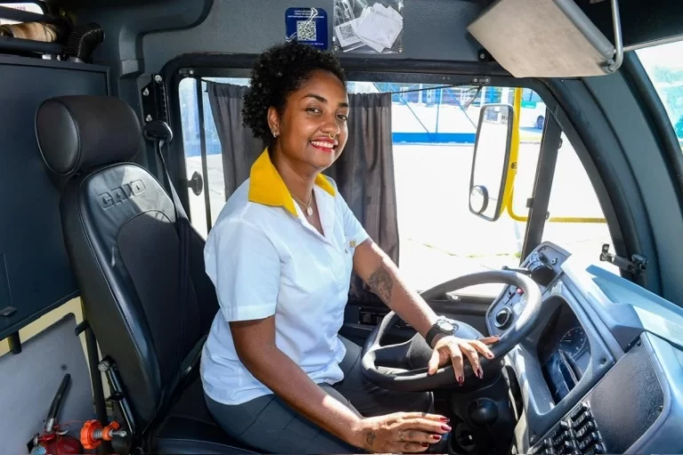Programa Mulheres no Volante oferece mudança gratuita da CNH para categoria D