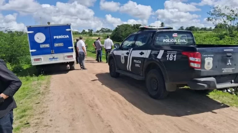 AMARRADO COM ARAMES: Corpo de homem é encontrado carbonizado em Feira de Santana