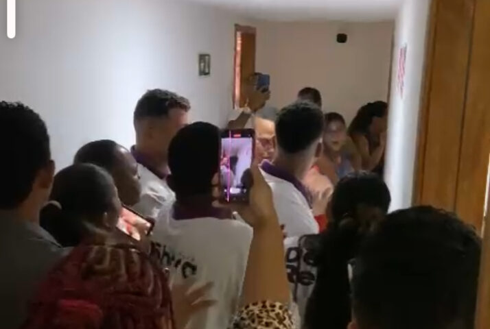 CONFUSÃO NA CÂMARA: Vereador de Lauro de Freitas agride assessor de Débora Regis