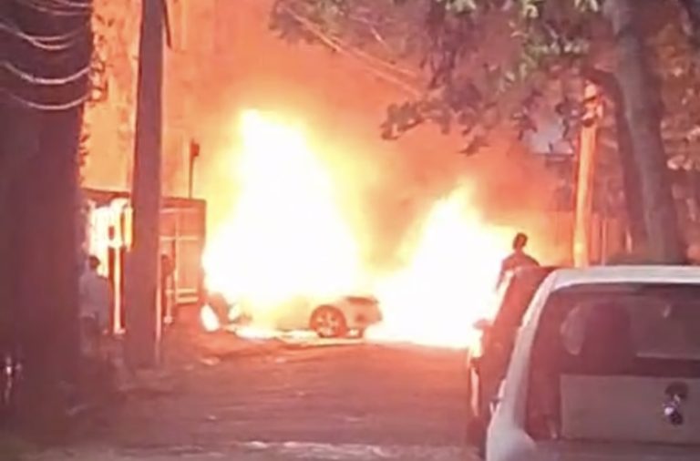 URGENTE: Incêndio atinge pelo menos dois carros no Rio Vermelho