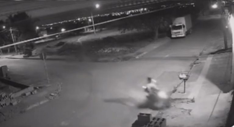 EMPINOU A MOTO: Motociclista perde o controle e colide com muro em Vitória da Conquista