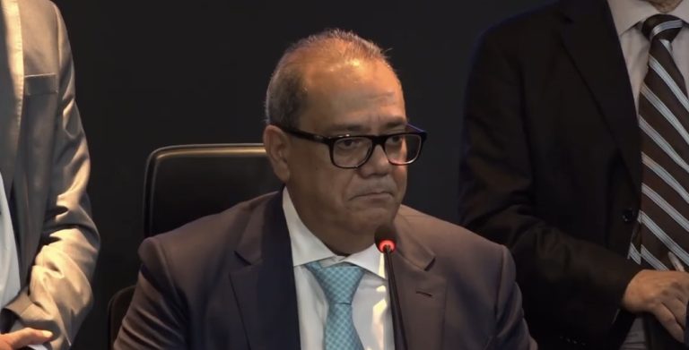 Carlos Muniz descarta mudança da Câmara sem aval dos vereadores