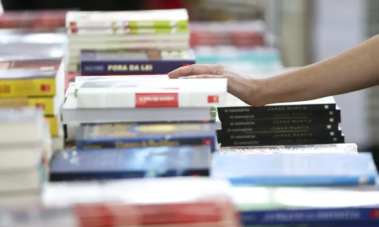 “Nunca vimos isso antes”: Abrelivros denuncia situação inédita com corte de livros na rede pública