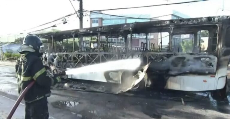 LAURO DE FREITAS: Ônibus pega fogo após pane elétrica em Itinga