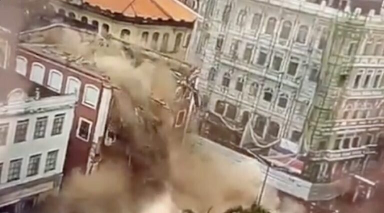 Casarão que desabou no Comércio é invadido e tem portas arrancadas