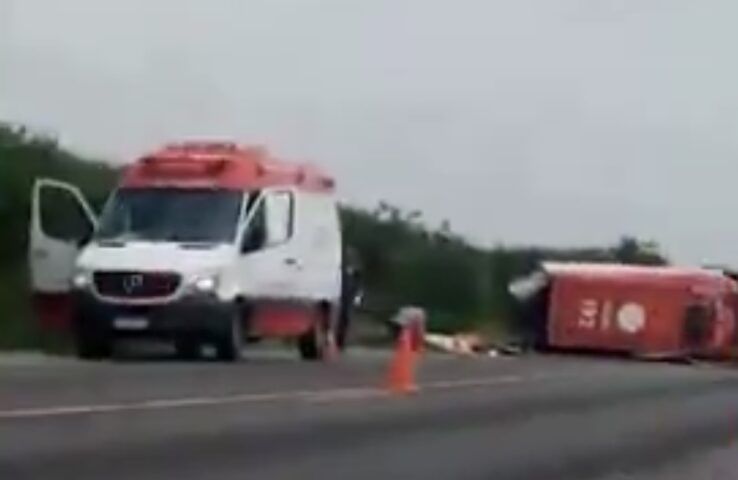 JUAZEIRO: Pneu estoura e ambulância que transportava paciente grávida capota na BR-407