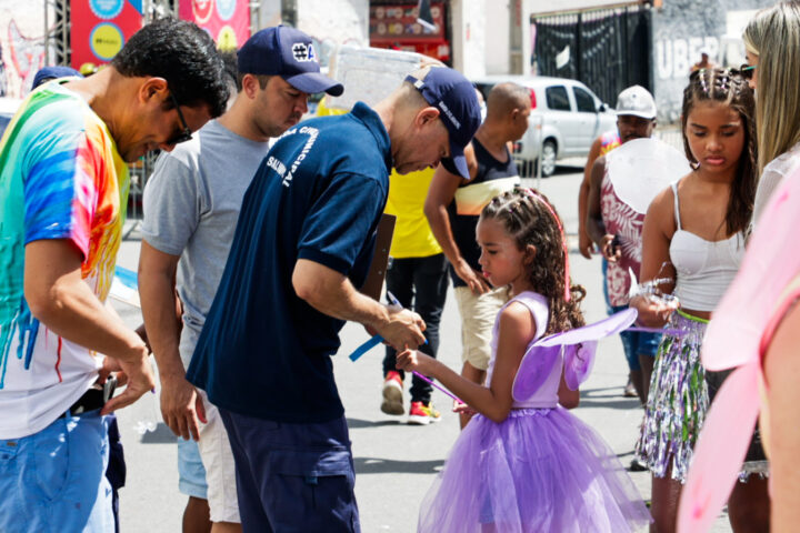 GCM distribui pulseiras de identificação para crianças nos circuitos do Carnaval