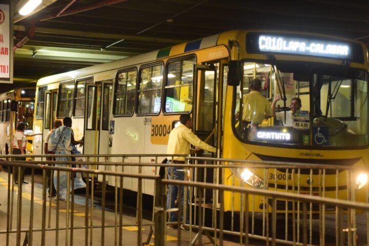 Ônibus e metrô vão funcionar 24h durante o Carnaval