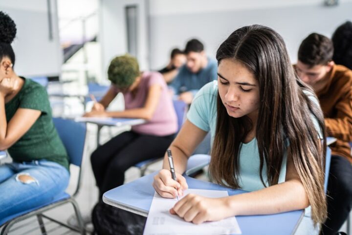 Lula sanciona lei que prevê bolsa de permanência para alunos do Ensino Médio