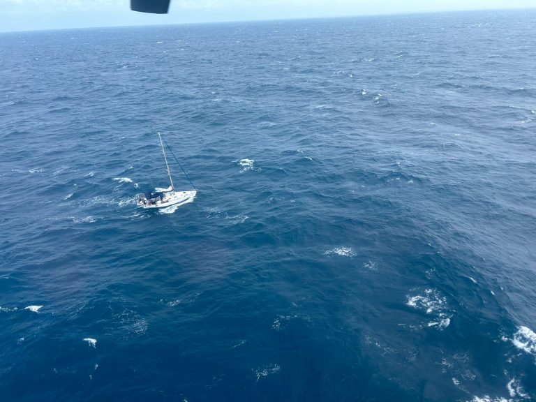 PERDIDOS NO MAR: Tripulantes ficam à deriva em veleiro perto de Porto Seguro; Marinha é acionada