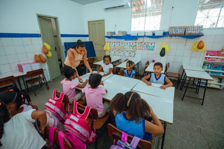 Mais de 25 mil estudantes retornam às aulas na rede municipal de Lauro de Freitas em 2026