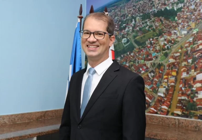 Prefeito de Teixeira de Freitas segue filiado à União Brasil, apesar de aproximação com Jerônimo