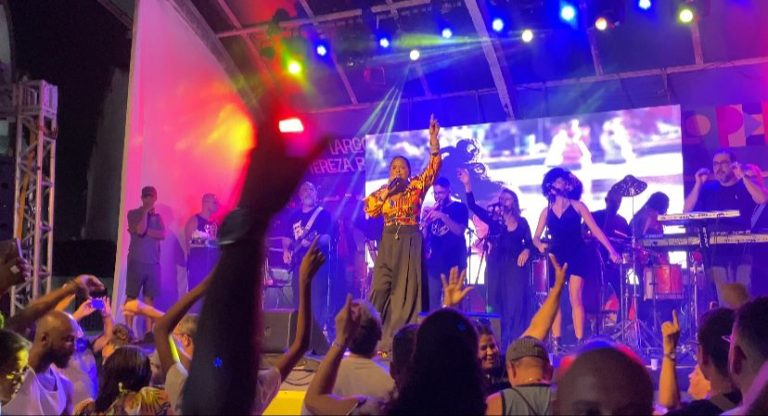 Márcia Short agita Pelourinho com clássicos da música brasileira